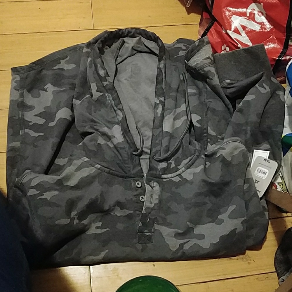 Camo pullnon hoodie, size large nwt